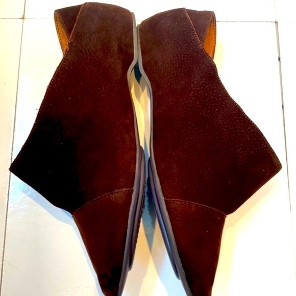 Max Studio Lively 2 dark brown 💯 suede flats. Traction bottom.Size 6.5 NWT/Box - Picture 3 of 11